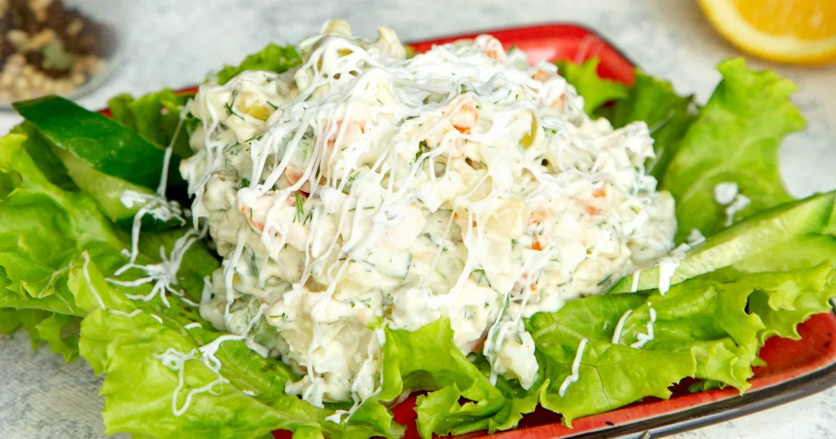 Салат з куркою, мисливськими ковбасками й маринованими огірками
