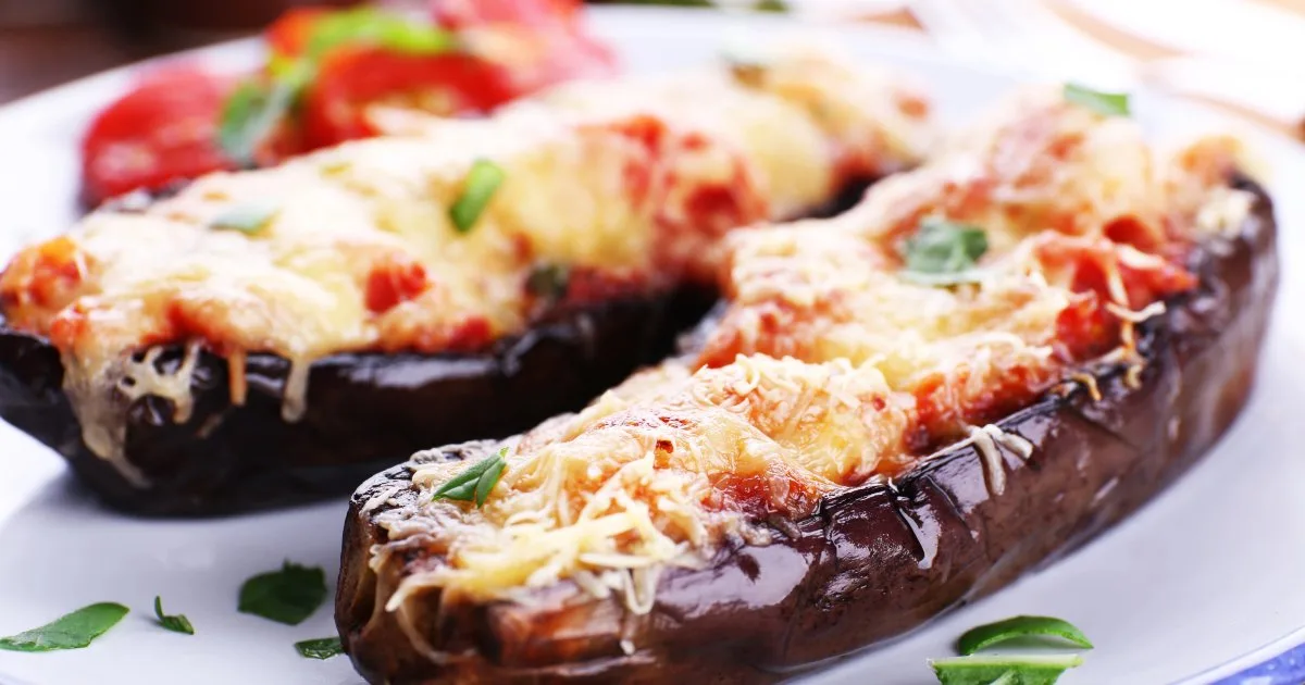 Баклажани, фаршировані кускусом і курятиною — корисна і ситна вечеря