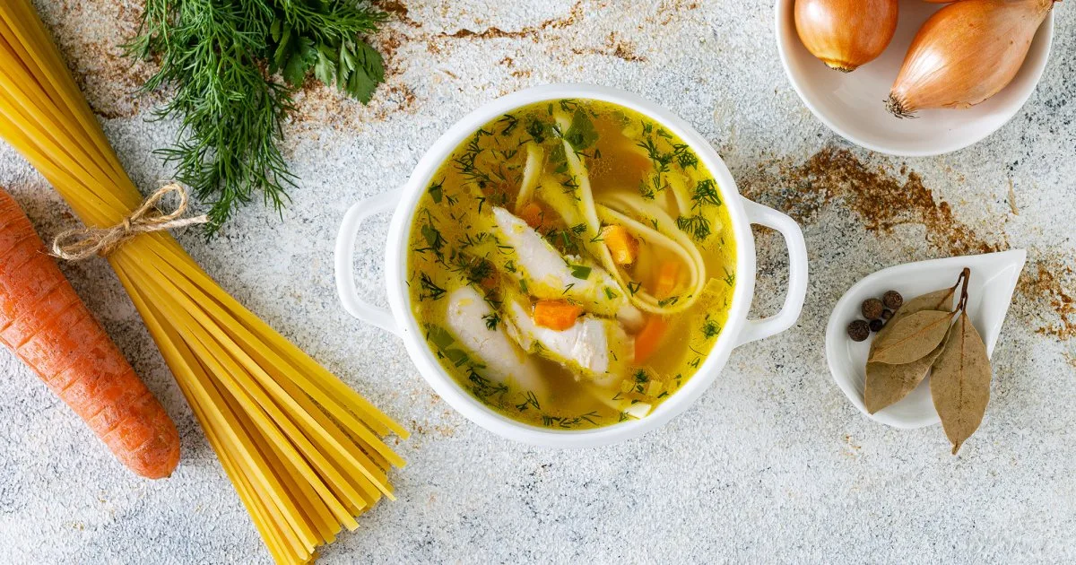 Курячий бульйон з локшиною