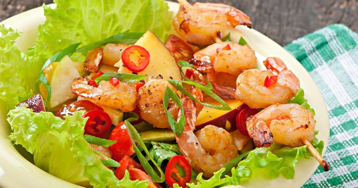 Салат з креветками, нектаринами та овочами — легкий рецепт для вечері