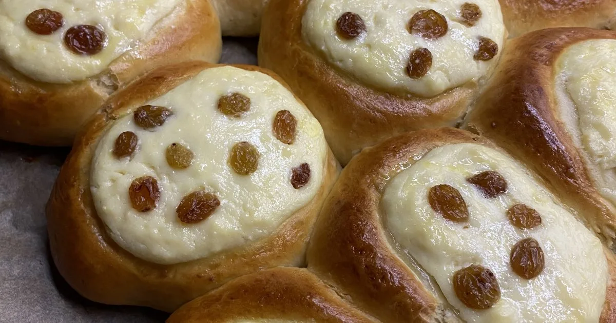 Ватрушки з сиром і родзинками — класична домашня випічка з ніжною начинкою