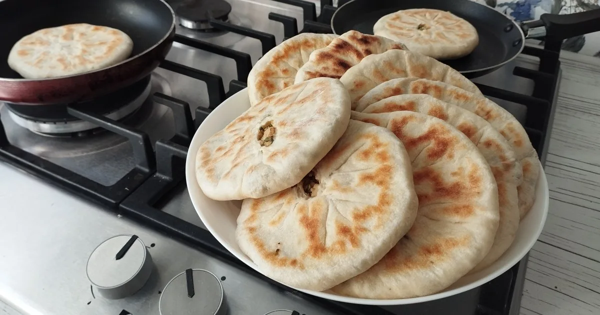 Коржики з тофу та зеленню на сковороді
