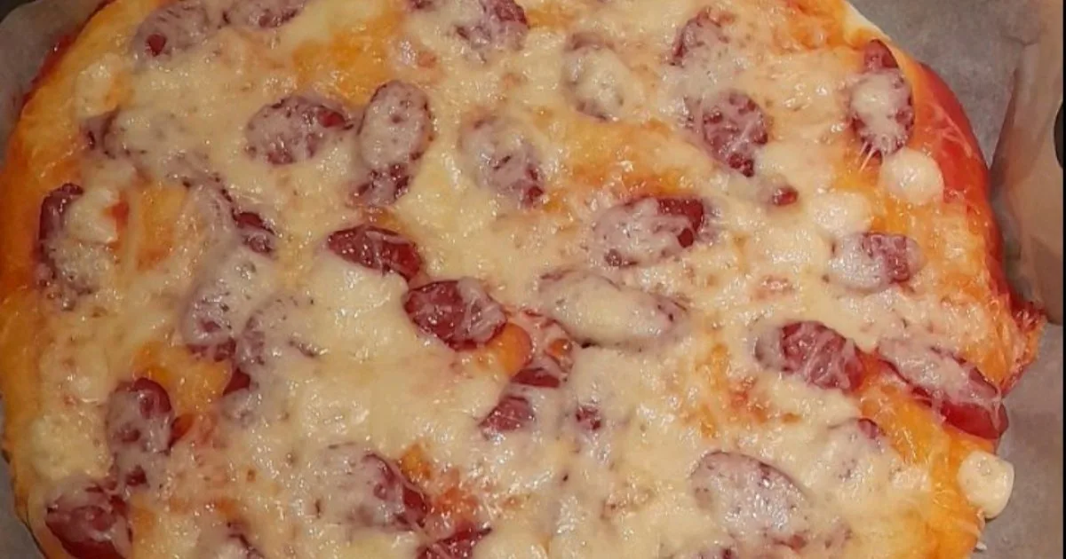 Піца — домашній рецепт з моцарелою та куркою або ковбасою