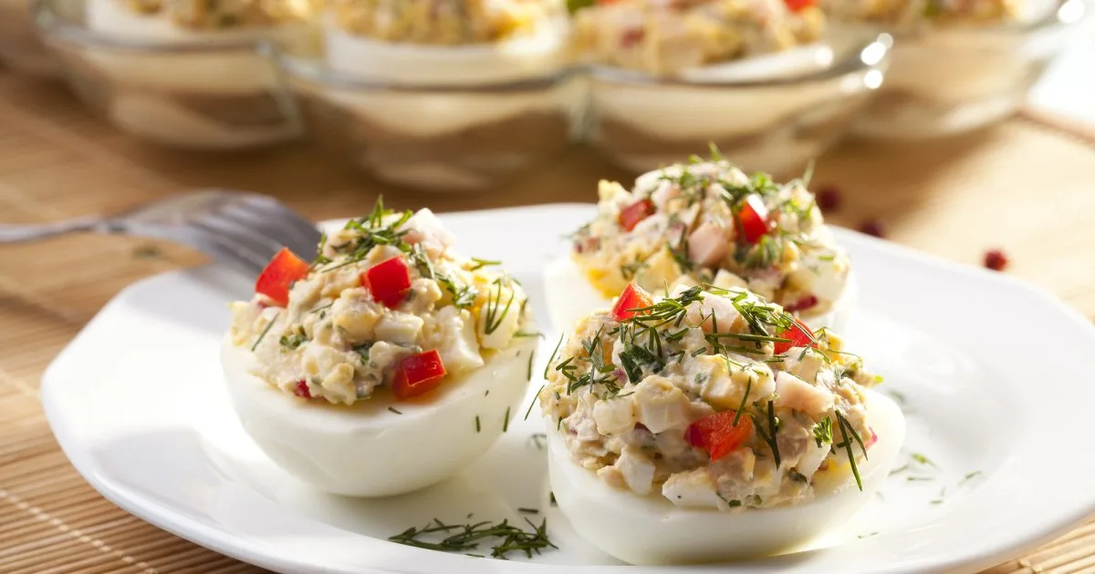 Яйця, фаршировані кальмарами — рецепт закуски на Новий рік