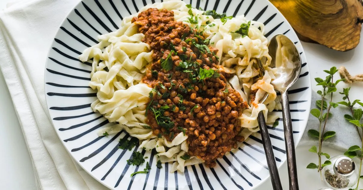 Макарони з сочевицею й овочами — ситна вечеря без м'яса