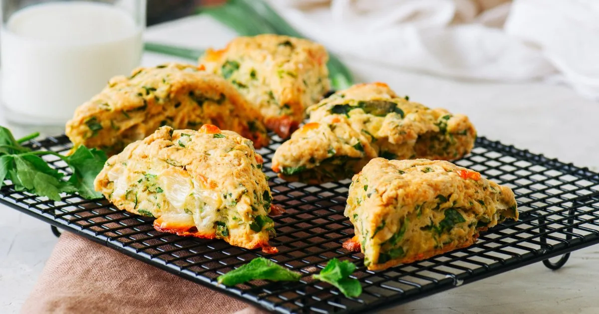 Булочки з черемшею та сиром — рецепт швидкої випічки з весняною зеленню