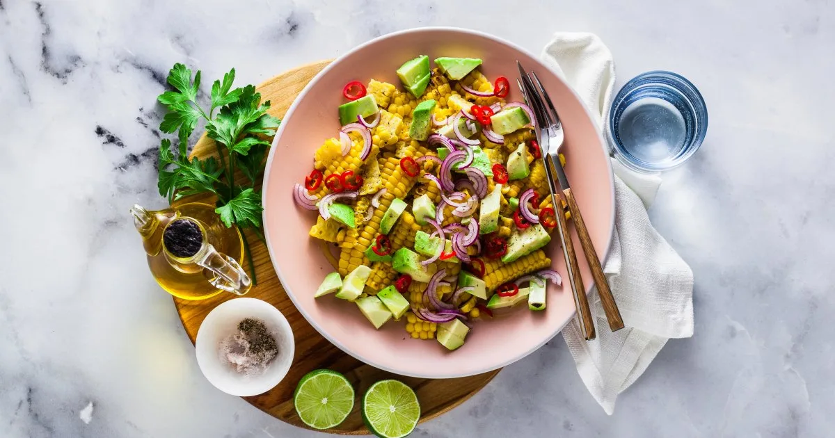 Салат з печеною кукурудзою та особливим соусом
