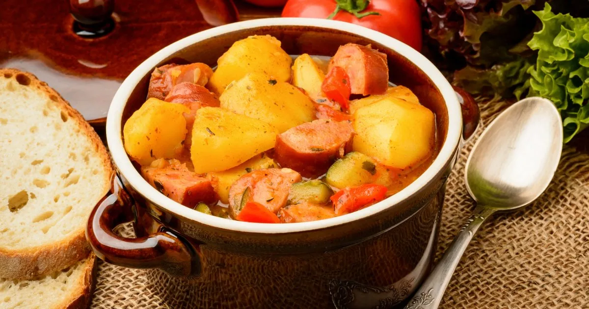 Передусім простота: ковбаски з овочами у вершках