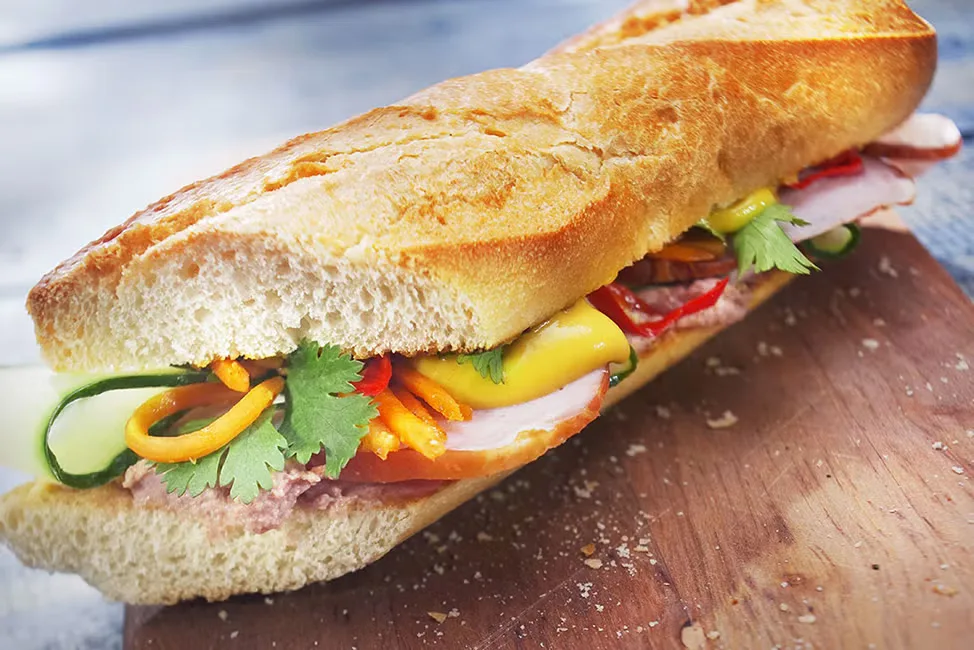 Сендвіч «бань мі» з паштетом і шинкою